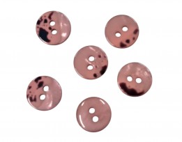 2 Gaats kunststof knoop oudroze met een doorsnee van ongeveer 12.5 mm.  1 kant effen, de andere kant gevlekt.