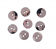 2 Gaats kunststof knoop taupe met een doorsnee van ongeveer 11 mm.  1 kant effen, de andere kant gevlekt.