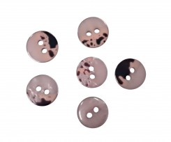 2 Gaats kunststof knoop taupe met een doorsnee van ongeveer 12.5 mm.  1 kant effen, de andere kant gevlekt.