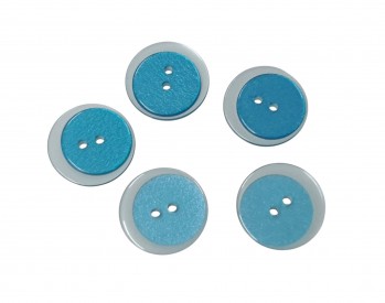 Een dubbele kunststof knoop 2-gaats. Aqua.  Doorsnee ongeveer 15 mm  Het zijn 2 knopen die samengeperst zijn tot 1 knoop.