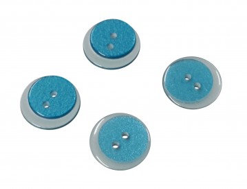 Een dubbele kunststof knoop 2-gaats. Aqua  Doorsnee ongeveer 17,5 mm  Het zijn 2 knopen die samengeperst zijn tot 1 knoop.