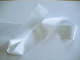 Wit satijnlint dubbelzijdig van 40 mm. breed.
