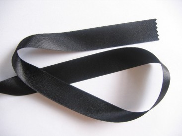 Satijnlint zwart, dubbelzijdig van 25 mm. breed. 