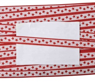 Sierband met rode sterretjes en rode randen op een witte achtergrond.  Breed:  12 mm