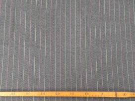 Een wat dikkere katoenen visgraat streep  Donker legergroen. De banen tussen de streepjes zijn ongeveer 2 cm breed. 1,50 mtr bre