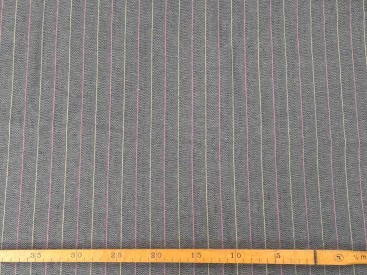 Een wat dikkere katoenen visgraat streep  Donker legergroen. De banen tussen de streepjes zijn ongeveer 2 cm breed. 1,50 mtr bre