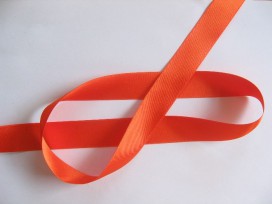 Oranje kleurig satijnlint double faced van 25 mm. breed.