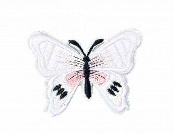 Een witte vlinder applicatie van 7 x 6 cm.  Om te plakken of te strijken, 2 in 1.