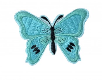 Een mint kleurige vlinder applicatie van 7 x 6 cm.  Om te plakken of te strijken, 2 in 1.