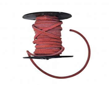 Suede koord. Oud rood  Gemaakt van echt leer  Breed: ongeveer 3 mm.