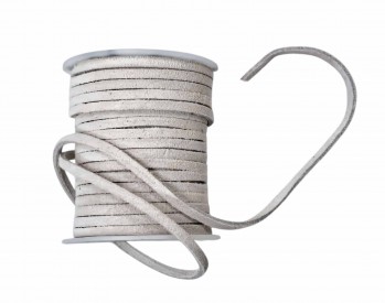 Suede koord  Gebroken wit.  Breed: ongeveer 3 mm.