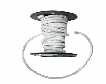 Suede koord.  IJswit, wit met een blauwige schijn  Breed: ongeveer 3 mm.