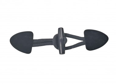 Een diep donkerblauwe opnaaibare houtje/touwtje sluiting. 15 x 4 cm.