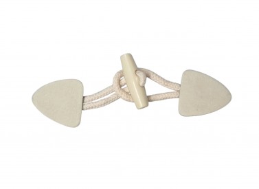 Houtje/touwtje sluiting.  Offwhite/creme  Ongeveer 15 x 4 cm.  Kunstleer.  Katoen/polyester touw.  Kunststof knoop