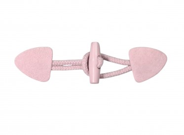 Houtje/touwtje sluiting.  Lichtroze.  Ongeveer 15 x 4 cm.  Kunstleer.  Katoen/polyester touw.  Kunststof knoop