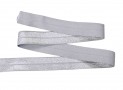 Elastisch vouwtres biaisband.  Zilvergrijs  20 mm breed  Elastisch biaisband wordt gebruikt om rekbare stoffen af te werken.