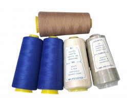 5 Klossen lockgaren. U krijgt wat er op de foto te zien is.  2x kobalt, 1x lichtcreme, 1x lichtgrijs, 1x lichtbruin  Dikte 40/2 