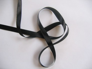 Zwart satijnlint dubbelzijdig van 10 mm. breed.