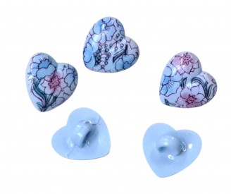 Lichtblauwe kunststof hartknoop met bloemprint.  Op een steeltje.  Ongeveer 12,5  mm doorsnee.