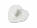 Een witte kunststof hartjesknoop op een steeltje.  Ongeveer 16 mm doorsnee