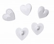 Witte hartvormige knoop met 4 laagjes.  Op een steeltje.  Doorsnee ongeveer 15 mm
