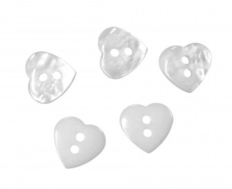 Miniknoop in hartjesvorm.  Wit met 2 gaatjes.  Doorsnee ongeveer 12,5 mm