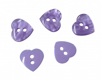 Miniknoop in hartjesvorm.  Lila met 2 gaatjes.  Doorsnee ongeveer 12,5 mm