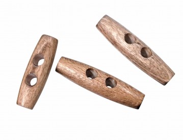 Houtje/touwtje knoop 2 gaats  Lichtbruin gekleurd. Bruin gebrand.  Ongeveer 50 mm lang  Elke knoop is uniek,