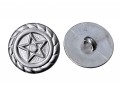 Metal look knoop op een steeltje.  Zilverkleurig met een vijfpuntige ster in een cirkel.  Doorsnee ongeveer 15 mm.