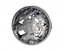 Kunststof knoop metal look op een steeltje  Zilverkleurig en Opengewerkt.  Doorsnee ongeveer 17,5 mm. Worden per stuk verkocht