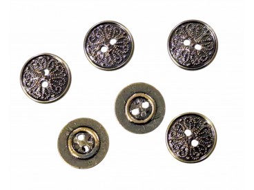 Kunststof knoop metal look met 2 gaatjes.  Oud goed met bloem motief.  Doorsnee ongeveer 19 mm