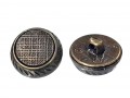Kunststof knoop metal oook op een steeltje.  Oud goud met een raster motief.  Doorsnee ongeveer 20 mm.  Dikte ongeveer 6,9 mm.