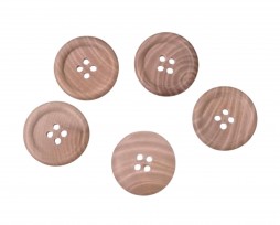 Houten mantelknoop 4 gaats  Doorsnee ongeveer 25 mm.  Lichte houtkleur. Met nerven en opstaande rand.
