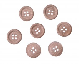 Houten mantelknoop 4 gaats  Doorsnee ongeveer 15 mm.  Lichte houtkleur. Met nerven en opstaande rand.