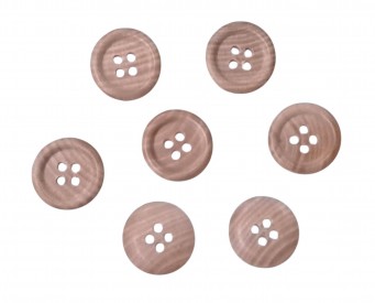 Houten mantelknoop 4 gaats  Doorsnee ongeveer 15 mm.  Lichte houtkleur. Met nerven en opstaande rand.