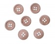 Houten mantelknoop 4 gaats  Doorsnee ongeveer 15 mm.  Lichte houtkleur. Met nerven en opstaande rand.