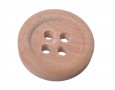 Houten mantelknoop 4 gaats  Doorsnee ongeveer 13 mm.  Lichte houtkleur. Met nerven en opstaande rand.
