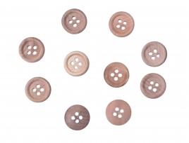 Houten mantelknoop 4 gaats  Doorsnee ongeveer 13 mm.  Lichte houtkleur. Met nerven en opstaande rand.