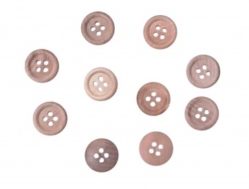 Houten mantelknoop 4 gaats  Doorsnee ongeveer 13 mm.  Lichte houtkleur. Met nerven en opstaande rand.