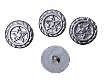 Metal look knoop op een steeltje.  Zilverkleurig met een vijfpuntige ster in een cirkel.  Doorsnee ongeveer 20 mm.