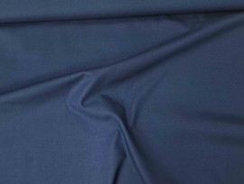Effen katoen in de kleur donkerblauw.  100% katoen  1.45 mtr. breed.  130 gr./m²