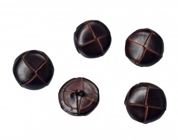 Leerknoop donkerbruin.  Ongeveer 21 mm doorsnee.  Leerknopen worden ook wel voetbalknopen genoemd.