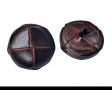 Leerknoop donkerbruin.  Ongeveer 21 mm doorsnee.  Leerknopen worden ook wel voetbalknopen genoemd.