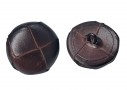 Leerknopen, Donkerbruin.  Ongeveer 26 mm doorsnee.  Leerknopen worden ook wel voetbalknopen genoemd.