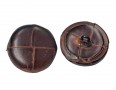 Leerknoop, Donkerbruin.  Ongeveer 28 mm doorsnee  Leerknopen worden ook wel voetbalknopen genoemd