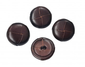 Leerknoop, ook wel voetbalknoop genoemd.  Donkerbruin.  Ongeveer 34 mm doorsnee  Leerknopen worden ook wel voetbalknopen genoemd