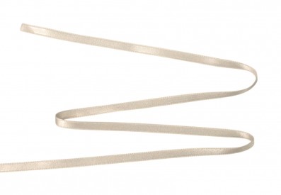 Satijnlint dubbelzijdig Creme  8 mm breed  100 % polyester.  Dit satijnband voelt heel zacht en natuurlijk aan