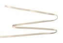 Satijnlint dubbelzijdig Creme  8 mm breed  100 % polyester.  Dit satijnband voelt heel zacht en natuurlijk aan