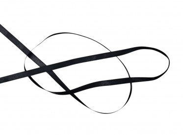 Satijnlint dubbelzijdig Zwart  8 mm breed  100 % polyester.  Dit satijnband voelt heel zacht en natuurlijk aan