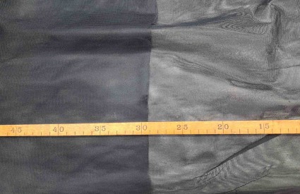 Een zwarte tule, de structuur van deze tule is iets fijner dan de gewone tule. Polyester 1.50 mtr. breed